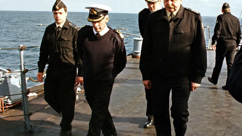 Comandantul britanic al Seaway Eagle, Paul Russel (centru) cere la comandantul Flotei Nordice a Rusiei, amiralul Popov, permisiunea de a acorda ajutor echipajului Kursk - Foto: Profimedia Images
