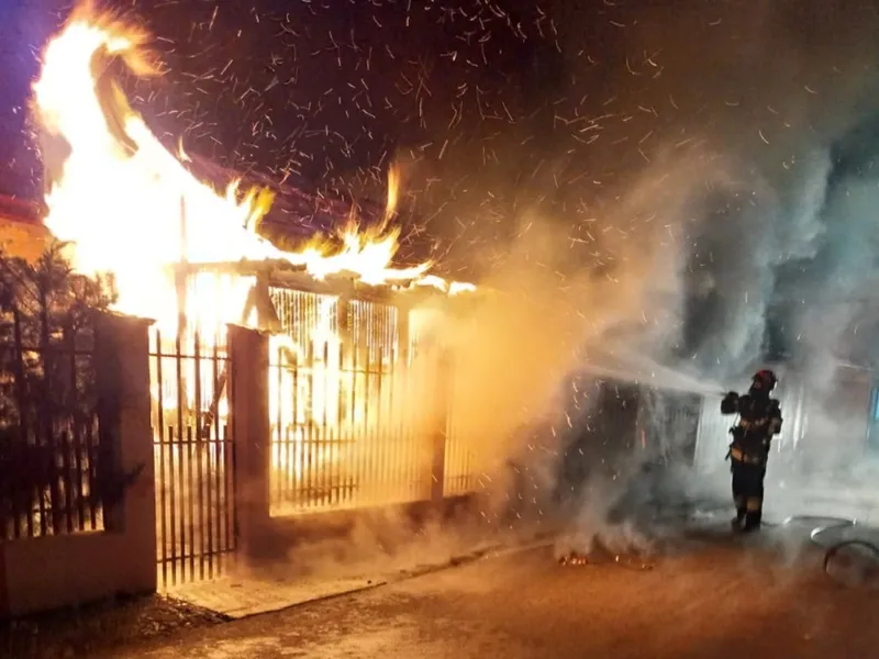 Casa unui veteran de război distrusă într-un incendiu Foto: Jandarmeria Română