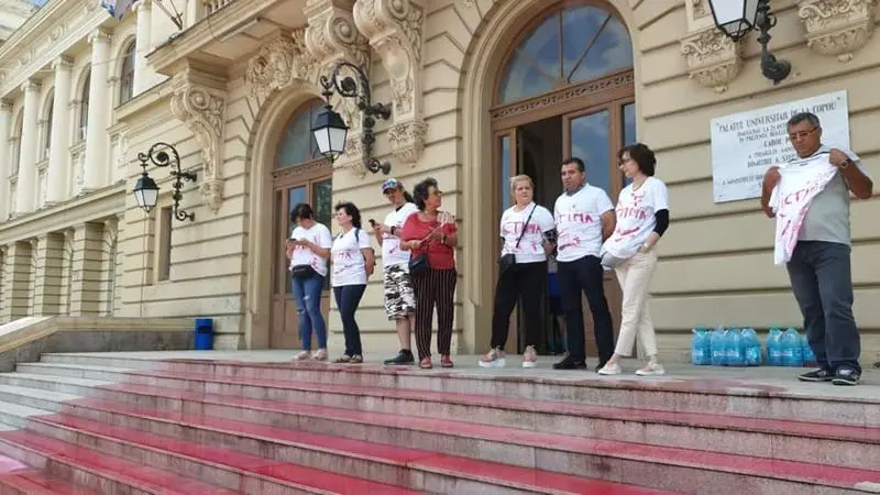 Protestatari pe scările Universității Alexandru Ioan Cuza din Iași/ Foto: Captură Video