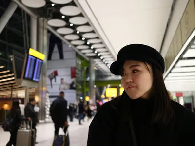 Femeie gânditoare stând la un aeroport - Foto: Freepik (rol ilustrativ)