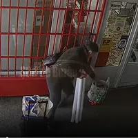 Momentul în care hoața de 62 de ani a furat sacoșa cu cumpărături a unei nevăzătoare Foto: captură video
