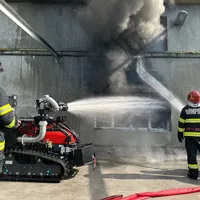 Pompierii folosesc roboții pentru stingerea incendiului FOTO: ISU Mureș