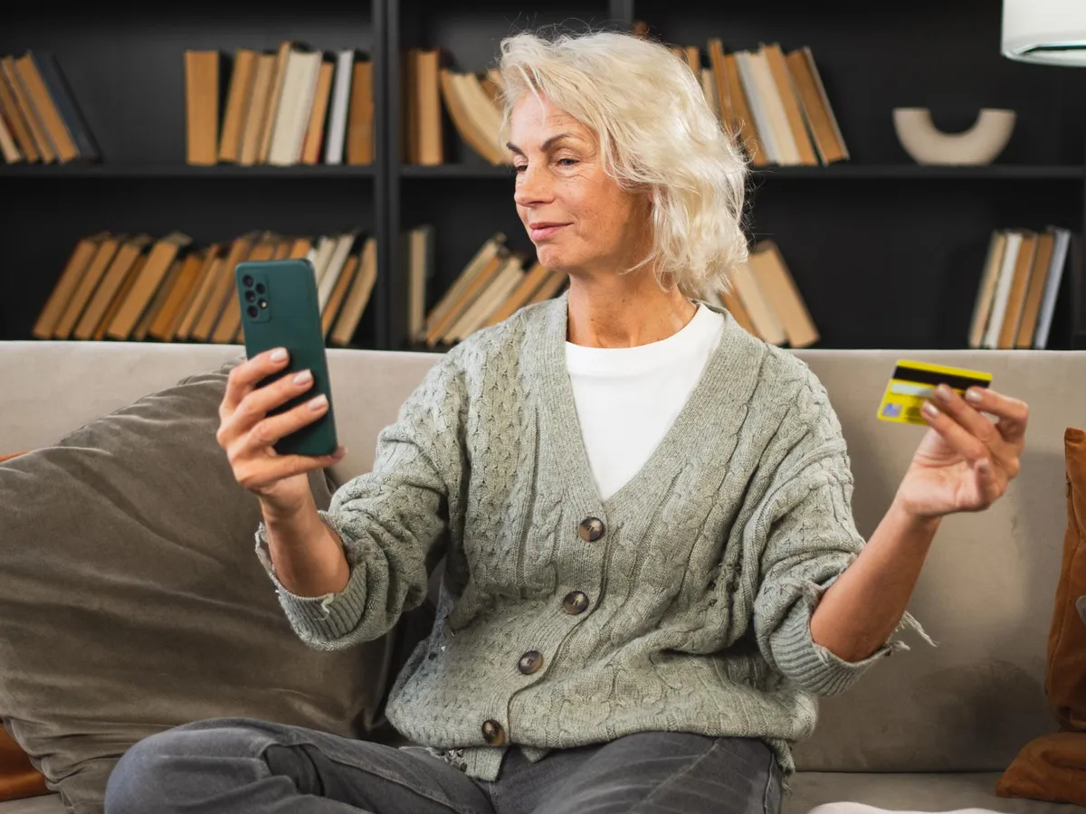 Pensionar așteaptă pensia pe card - Foto: Freepik