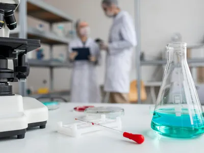 Incident grav la o școală din România. Elevi intoxicați în laboratorul de chimie. Ce s-a întâmplat - Foto: Freepik.com (rol ilustrativ)