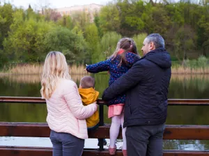 Unde merg românii în vacanța de toamnă a elevilor? Prețul unei nopți de cazare pentru o familie - Foto: Freepik (rol ilustrativ)