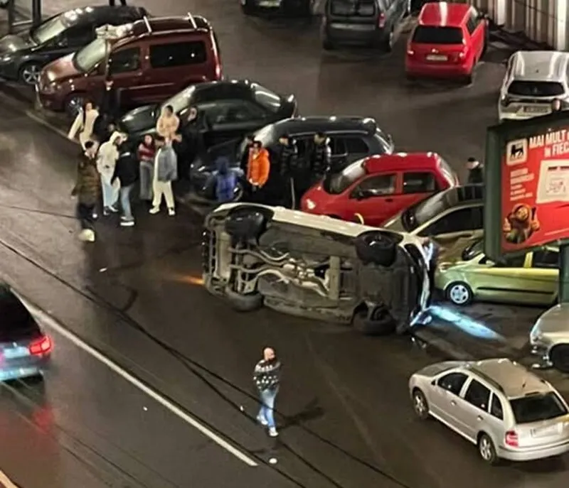 6 mașini, făcute praf dintr-o lovitură pe un bulevard din Ploiești - Foto: telegrama.ro