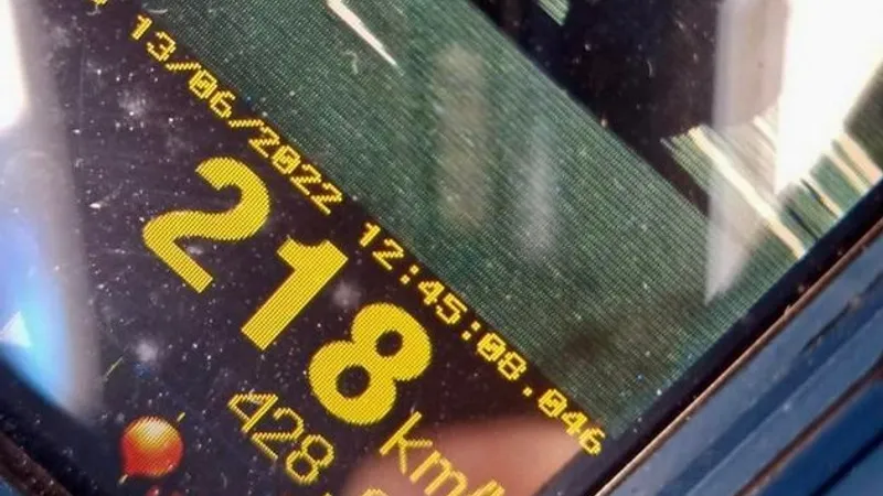Un șofer a rămas 4 luni fără permis. A mers cu 218 km/h pe autostrada Deva-Nădlac. / Foto: Politia Română, Facebook