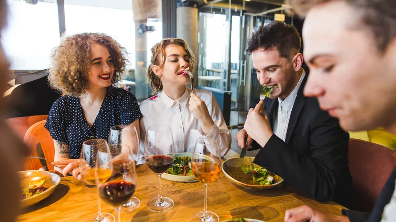 O femeie a avut parte de o surpriză de ziua sa, la restaurant. „Cadoul” pe care l-a găsit în mâncare - Foto: Freepik