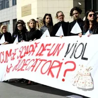 Protest al feministelor, în fața Tribunalului București, față de numărul mic de condamnări în cazurile de viol. Sursă foto: Feminism România