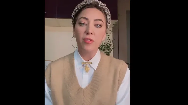 Videochatista Oana Lovin întreabă, Ambasada Rusiei răspunde