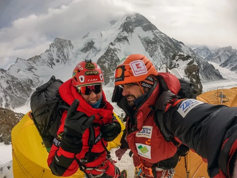 6070m - Alex Gavan şi Tamara Lumger după două nopţi de aclimatizare petrecute la altitudin / Foto: news.ro