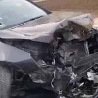 Un șofer din București, cu permisul suspendat și drogat, a distrus cinci mașini și un refugiu Foto: captură video Antena3
