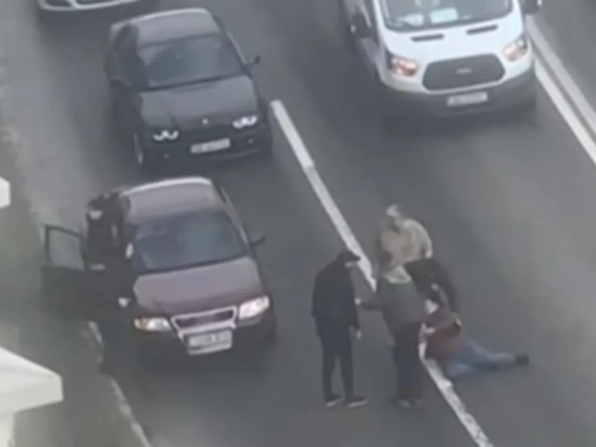 Imagini șocante! Un bărbat a căzut pe mijlocul unui bulevard, șoferii îl ocolesc cu grijă. - Foto: captură video