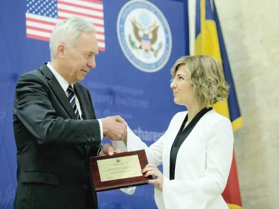 Elena Calistru, premiată, în mai 2018, de ambasadorul SUA, Hans Klemm, pentru curaj