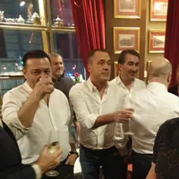 Petrecerea lui Codrin Ștefănescu, cu Mugur Ciuvică în prim plan Foto: Podul.ro