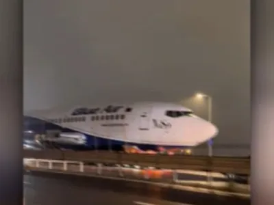Imagini cu un avion pe străzile de lângă Capitală au stârnit un val de conspirații pe TikTok: „Cazul ăsta o să se mușamalizeze 100%”