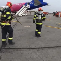 Exercițiu pe Aeroportul Otopeni: Pompierii au ”stins” o aeronavă în flăcări Foto: captură video