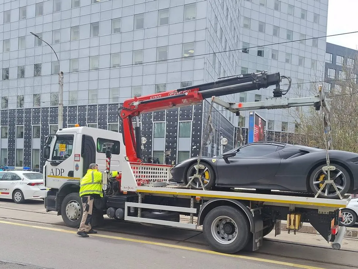 Ferrari SF90 Stradale parcat pe mijlocul Bd. Ion Mihalache - Foto: Facebook / Poliția Locală Sector 1