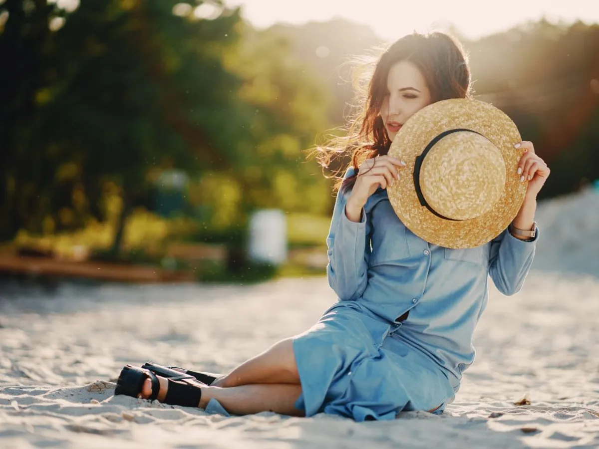 Tânără femeie savurându-şi concediul - Foto: Freepik/prostooleh