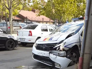 Accident cu mașina Poliției, într-o intersecție din București. Cum s-a întâmplat? - Foto: amator