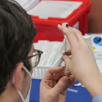 Extragerea serului pentru vaccinare din doză/FOTO: unsplash.com