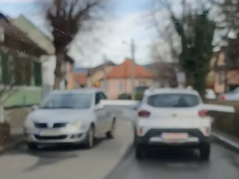 Transport agabaritic, cu Dacia Spring. „Dorel” zgârie și o mașină parcată. / Foto: captură video