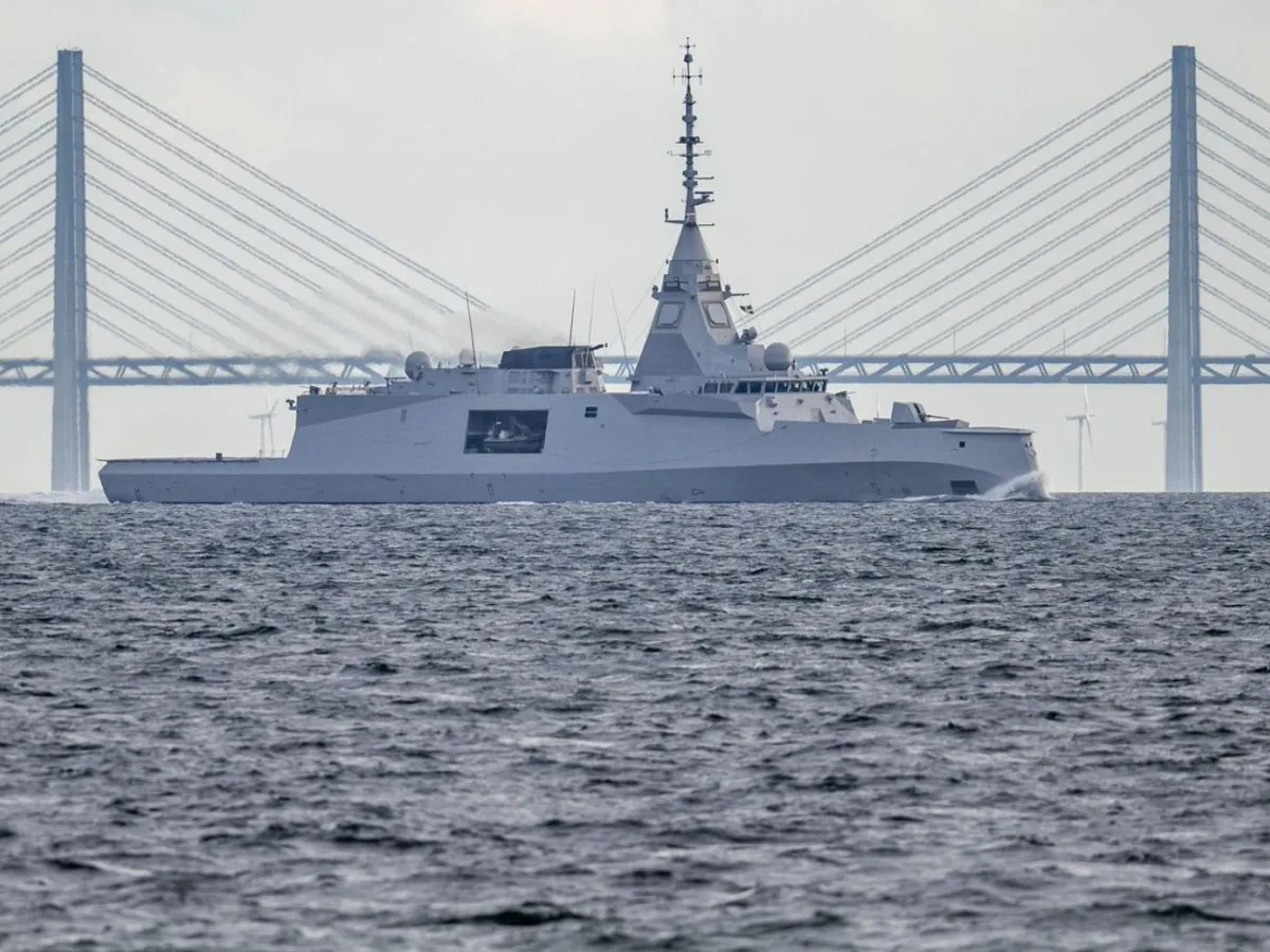 fregata franceză Amiral Ronarc, în faţa Podului Öresund - Foto: Profimedia Images