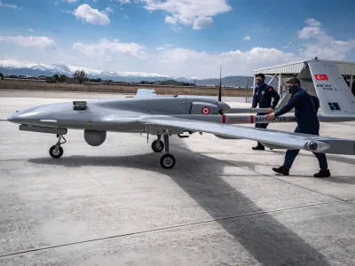 Dronele Bayraktar TB2 ca ale României folosesc acum o rachetă cu AI care vânează aparate fără pilot - Foto: Profimedia Images