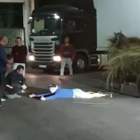 Deținutul eliberat de la Penitenciarul Găești a blocat drumul, întinzându-se pe jos pentru că nu voia să plece din închisoare - Foto: Captură Video