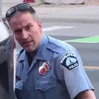 Polițistul Derek Chauvin, condamnat la 22,5 ani de închisoare pentru uciderea lui George Floyd. / Foto: cnn.com