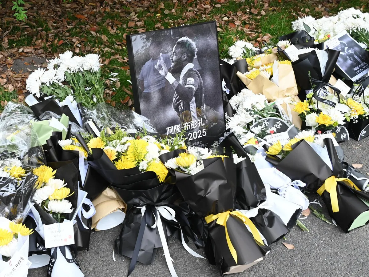 Flori la un memorial improvizat pentru Boupendza, în fața sediului Zhejiang FC, în Hangzhou - Foto: Profimedia Images