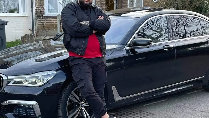 nterlopul Vandam a fugărit un rival cu toporul, pe stradă Foto: Facebook