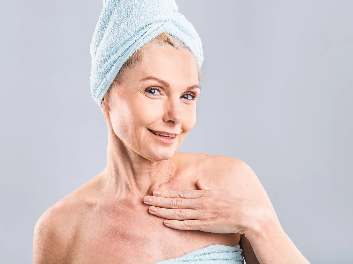 Femeie care a ieșit de la duș - Foto: Freepik (Imagine cu rol ilustrativ)