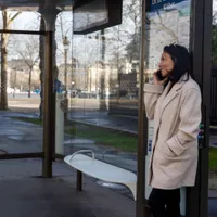 Femeie în stația de autobuz - Foto: Magnific (Imagine cu rol ilustrativ)