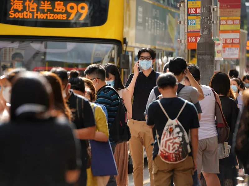 Vaccinare obligatorie anti-COVID, pentru angajaţii din anumite sectoare cheie din Hong Kong. / Foto: ft.com