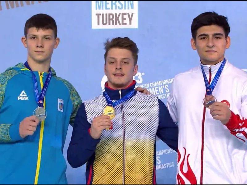 Gimnastul român Gabriel Burtănete, în mijloc