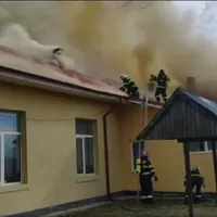 Incendiu la o școală din Olt. Elevii și profesorii s-au autoevacuat când au văzut flăcările - FOTO: Facebook/ ISU Olt