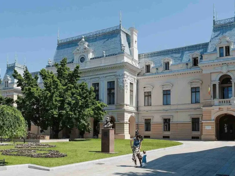 Lista „pensionarilor” din cauza cărora mascații antitero au răscolit ieri Primăria Iaşi - Foto: Primăria Iaşi