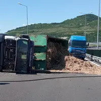 Un camion plin cu rumeguș s-a răsturnat și a blocat A1 Timișoara – Deva. /  Foto: infotraficromania.ro