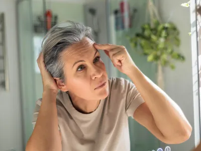 Cum să scapi de părul cărunt în 10 minute cu leguma "săracilor". Trebuie să folosești cojile fierte - Foto: Freepik (Imagine cu rol ilustrativ)