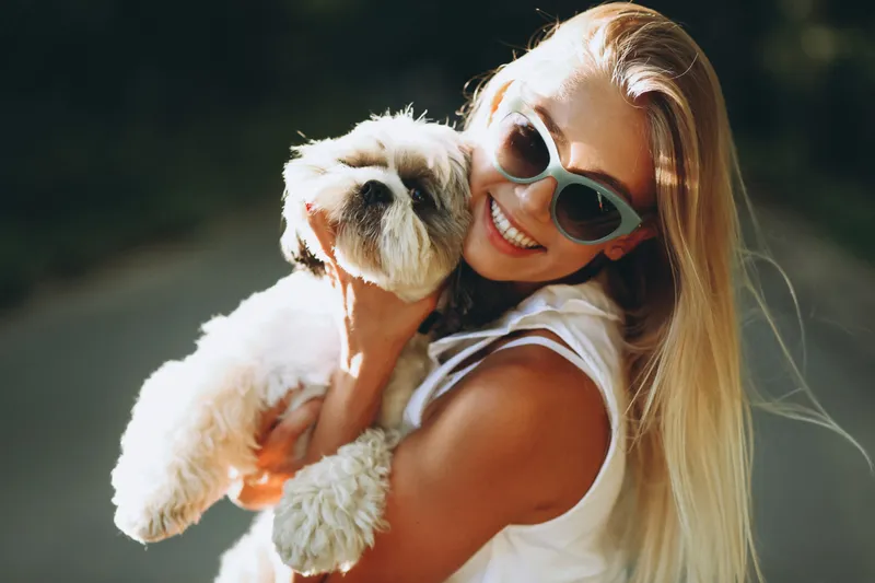 Femeie cu c&icirc;ine - Foto: Freepik
