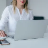 Cât consumă un calculator- Foto: PEXELS PHOTOS/Marek Levak