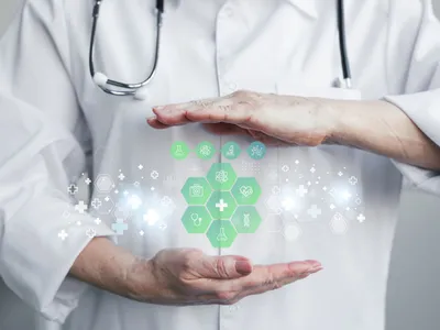 Doctoriţă experimentată, îmbrăcată în halat medical şi cu stetoscop - Foto: Magnific.com/magnific