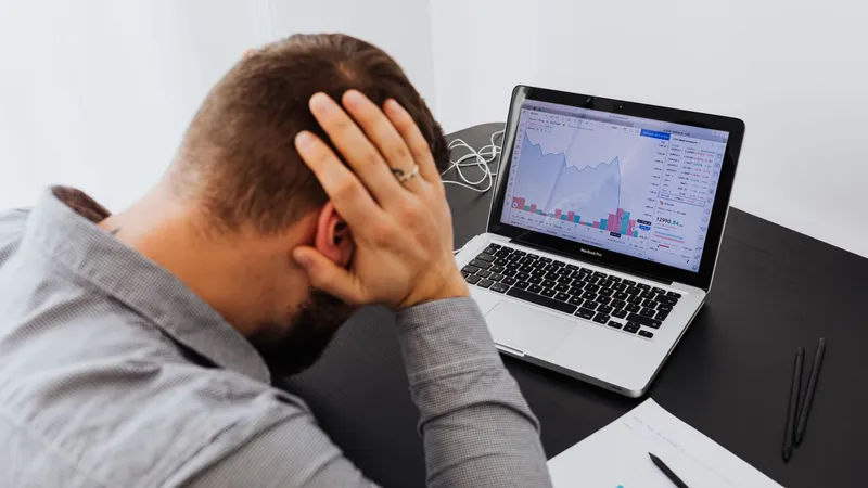 Cum ar putea fi obligată România să îngheţe salariile bugetare şi pensiile - Foto: Pexels/Karolina Grabowska