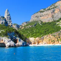 Plaja din Europa frecventată de români unde te poți căsători complet dezbrăcat. Casă de piatră! - Foto: Pixabay(imagine cu rol ilustrativ)