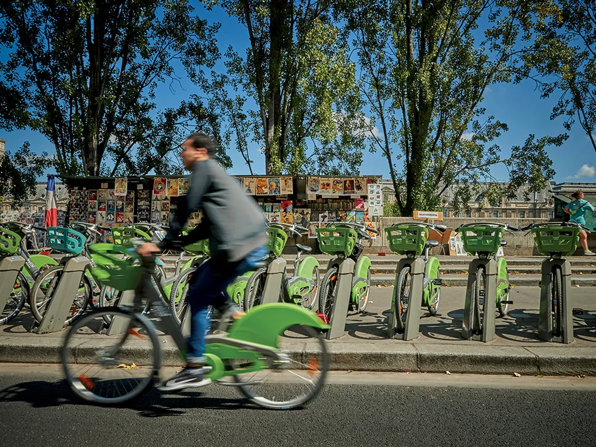 OBIECTIVE OLIMPICE Parisul dorește ca Jocurile din 2024 să fie cele mai ecologice de până acum. Bicicliști lângă Sena