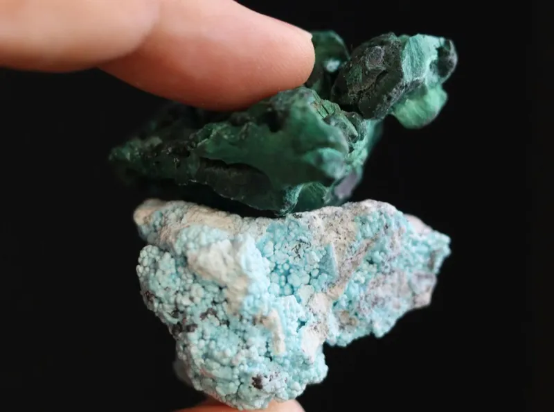 Mineral critic ţinut &icirc;n m&acirc;nă - Foto: Pexels/Mr. Pugo