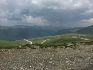 Indignare după ce un turist s-a filmat dansând la un popas de pe Transalpina. DRDP a trimis un mesaj - Foto: WEB / imagine cu caracter ilustrativ