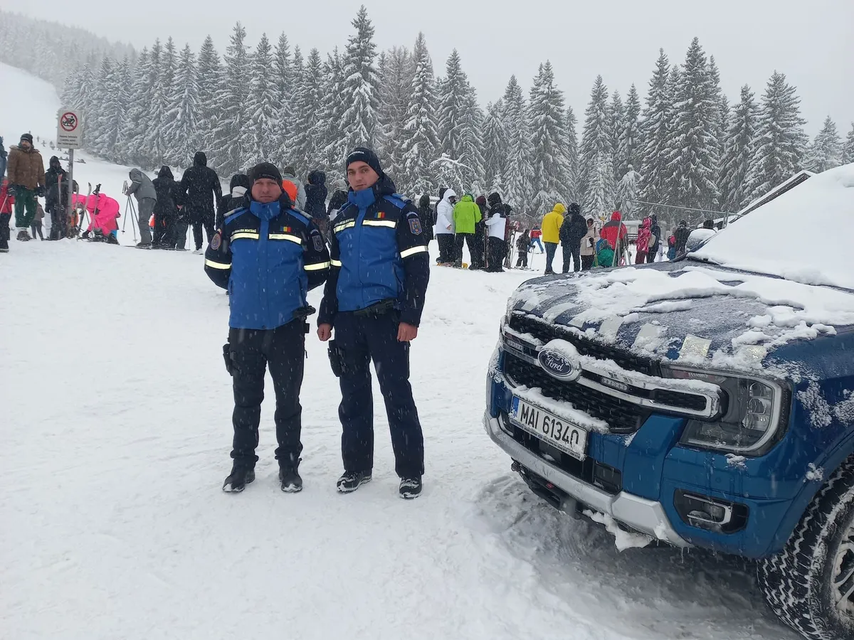 Intervenție dificilă în Munții Apuseni: cinci persoane salvate dintr-o mașină blocată în zăpadă
