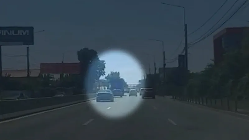 Nu ne facem bine! Șoferul unui TIR de 40 de tone „croșetează” la intrare în București pe DN 1. / Foto: captură video